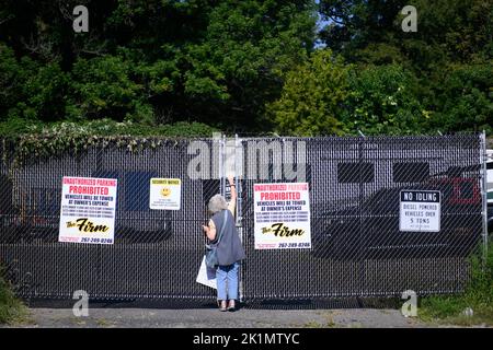 Philadelphia, Usa. 19. September 2022. Demonstranten demonstrieren am 19. September 2022 vor einem Hintereingang vor einer Veranstaltung zur Gemeindediskussion mit dem Kandidaten des republikanischen Senats, Dr. Mehmet Oz, im Stadtteil Germantown im Nordwesten von Philadelphia, PA, USA. Kredit: OOgImages/Alamy Live Nachrichten Stockfoto