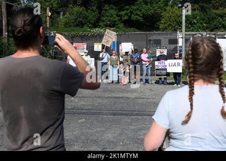 Philadelphia, Usa. 19. September 2022. Demonstranten demonstrieren am 19. September 2022 vor einer Veranstaltung zur Gemeindediskussion mit dem Kandidaten des republikanischen Senats, Dr. Mehmet Oz, im Stadtteil Germantown im Nordwesten von Philadelphia, PA, USA. Kredit: OOgImages/Alamy Live Nachrichten Stockfoto