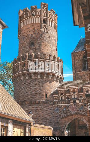 Das Neustädter Tor, ein mittelalterliches Tor mit Turm in der Stadtmauer von Tangermünde, Sachsen-Anhalt Stockfoto