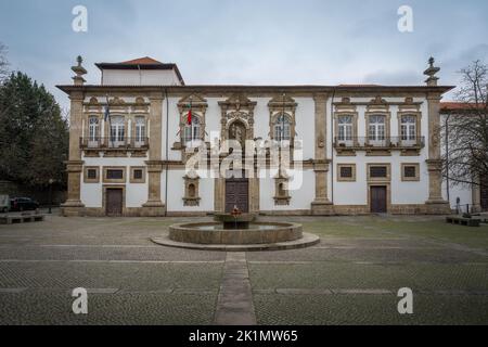 Rathaus von Guimaraes (ehemaliges Kloster Santa Clara) - Guimaraes, Portugal Stockfoto