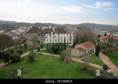 Luftaufnahme des Heiligen Hügels mit dem Palast der Herzöge von Braganza und der Kirche von Sao Miguel do Castelo - Guimaraes, Portugal Stockfoto