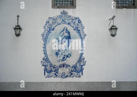 Jungfrau Maria in blau-weißen portugiesischen Azulejo-Fliesen an der Wand der ehemaligen Kirche und des Klosters von Carmo - Guimaraes, Portugal Stockfoto