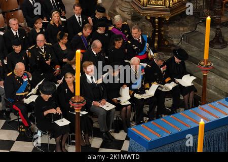 Ausländische Royals und Würdenträger, darunter Prinz Albert II. Und Prinzessin Charlene von Monaco (zweite Reihe von hinten links) und (König von links und Königin Letizia von Spanien, dritte Reihe von hinten rechts) und (erste Reihe links) Prinzessin Beatrix, Königin Maxima der Niederlande, König Willem-Alexander, der an der Staatsbestattungsannahme von Königin Elizabeth II. In Westminster Abbey, London, teilnahm. Bilddatum: Montag, 19. September 2022. Stockfoto