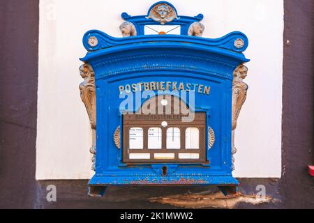 Öffentlicher blauer Briefkasten an einer Wand in deutschland Stockfoto