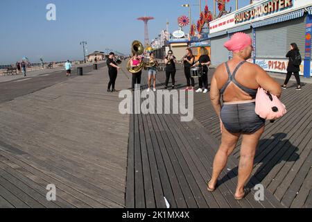 19. September 2022, New York, New York, USA: 19. September, 2022 NEW YORK ... Little Amal spaziert auf dem weltberühmten Coney Island Boardwalk. Die kleine Amal ist ein 10-jähriges syrisches Flüchtlingsmädchen, das aus dem Haus der Gewalt entkommen ist.Sie ist eine 12-Fuß-Marionette, die seit juli 2021 6.000 Meilen durch 12 Länder gereist ist und als Symbol der Menschenrechte, insbesondere derjenigen von Flüchtlingen, anerkannt ist. (Bild: © Bruce Cotler/ZUMA Press Wire) Stockfoto