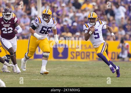 LSU Tigers Quarterback Jayden Daniels (5) kriegt wegen der Yardage gegen die Mississippi State Bulldogs, Samstag, 17. September 2022, in Baton Rouge, Loui Stockfoto