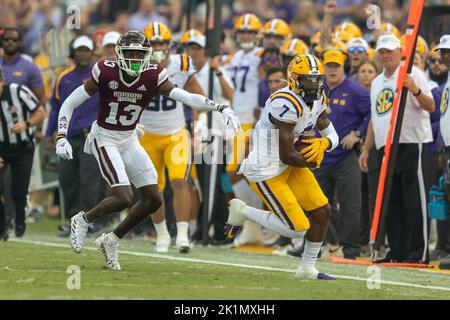 LSU Tigers Wide Receiver Kayshon BOUTTE (7) empfängt am Samstag vorbei an der Verteidigung des Mississippi State Bulldogs Eckpfeiler Emmanuel Forbes (13) Stockfoto