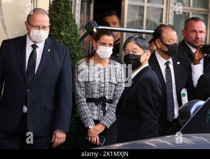 Kaiser Naruhito von Japan kommt im 5-Sterne-Hotel Claridge in London an, nachdem er am Staatsfuneral der britischen Monarchin Queen Elizabeth II. Teilgenommen hatte Stockfoto