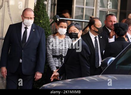 Kaiser Naruhito von Japan kommt im 5-Sterne-Hotel Claridge in London an, nachdem er am Staatsfuneral der britischen Monarchin Queen Elizabeth II. Teilgenommen hatte Stockfoto