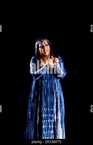 Katia Ricciarelli (Aida) in AIDA von Giuseppe Verdi an der Royal Opera, Covent Garden, London WC2 02/06/1984 Libretto: Antonio Ghislanzoni Leitung: Zubin Mehta Kostüme: PET Halmen Bühnenbild & Regie: Jean-Pierre Ponnelle Stockfoto