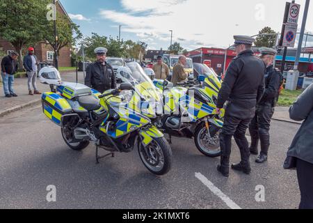 Metropolitan Police Motorräder und Offiziere in Hounslow, Großbritannien. Stockfoto