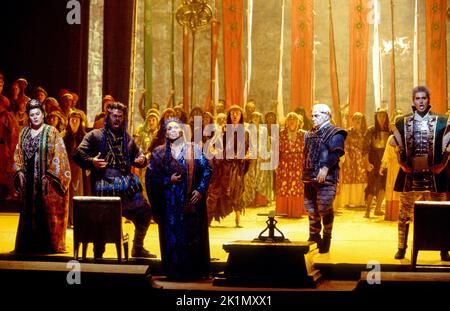 Vorne, l-r: Luciana D’Intino (Amneris), Alexandru Agache (Amonasro), Cheryl Studer (Aida),Dennis O’Neill (Radames), Mark Beesley (der König von Ägypten) in AIDA von Giuseppe Verdi an der Royal Opera, Covent Garden, London WC2 16/06/1994 Libretto: Antonio Ghislanzoni Dirigent: Edward Kate Downes Gestaltung: Michael Howard: Choreograph: Howard: Elijah Moshinsky Stockfoto