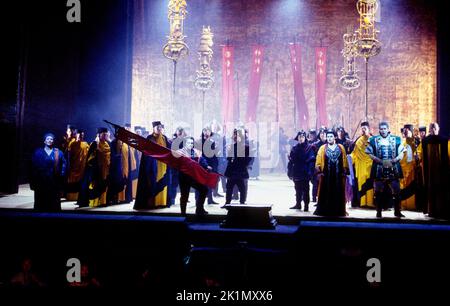 Front, l-r: Cheryl Studer (Aida), Dennis O’Neill (Radames), Luciana D’Intino (Amneris), Mark Beesley (der König von Ägypten) in AIDA von Giuseppe Verdi an der Royal Opera, Covent Garden, London WC2 16/06/1994 Libretto: Antonio Ghislanzoni Leitung: Edward Downes Gestaltung: Michael Yeargan Beleuchtung: Howard HarrisChoreograph: Kate Moshatt Flasky Regie: Elijah Stockfoto