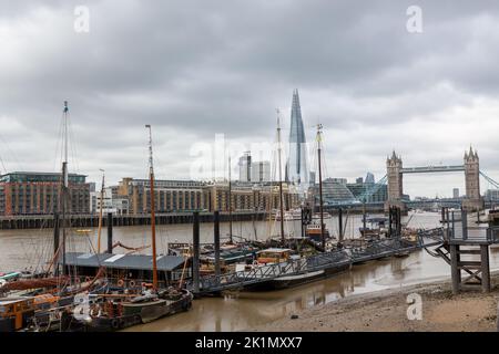 Blick auf die Themse in London an einem Herbsttag. Lastkähne in der Nähe von saint katharine legen im Vordergrund an. Stockfoto