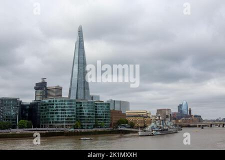 Blick entlang der Themse in London an einem Herbsttag. The Shard und HMS Belfast am Südufer. Stockfoto