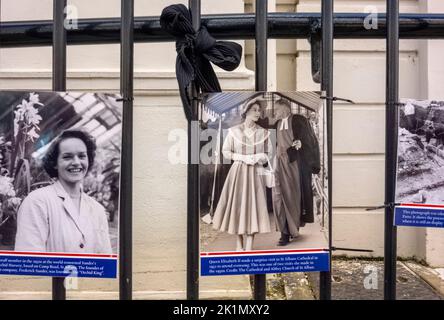 Schwarz-Weiß-Bilder von Königin Elizabeth II, die an den Geländern angebracht sind, Market Place, St. Albans, Hertfordshire als Tribut Stockfoto
