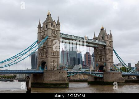 Blick auf die Themse in London an einem Herbsttag. Turmbrücke mit dem Bankenviertel im Hintergrund Stockfoto