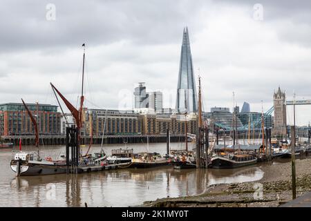 Blick auf die Themse in London an einem Herbsttag. Lastkähne in der Nähe von saint katharine legen im Vordergrund an. Stockfoto