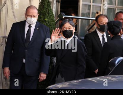 Kaiser Naruhito von Japan kommt im 5-Sterne-Hotel Claridge in London an, nachdem er am Staatsfuneral der britischen Monarchin Queen Elizabeth II. Teilgenommen hatte Stockfoto