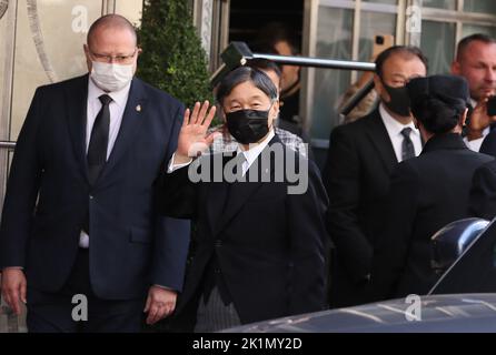 Kaiser Naruhito von Japan kommt im 5-Sterne-Hotel Claridge in London an, nachdem er am Staatsfuneral der britischen Monarchin Queen Elizabeth II. Teilgenommen hatte Stockfoto