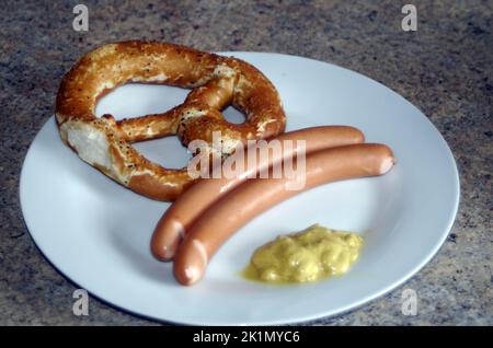 Traditionelles Fast Food: Typisch deutscher Snack. Wurst mit Brezel und Senf Stockfoto