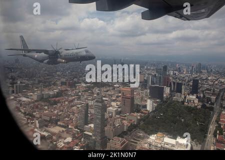 Mexiko Stadt, Mexiko. 16. September 2022. Ein Flugzeug der Luftwaffe von Mexiko fliegt während einer Militärparade über die Hauptstadt, um den 200.. Jahrestag der Unabhängigkeit des Landes zu feiern. Kredit: Jacky Muniello/dpa/Alamy Live Nachrichten Stockfoto