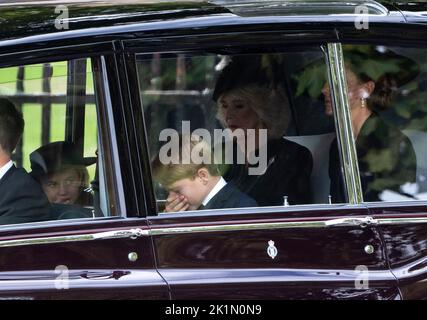 19.. September 2022. London, Großbritannien. Die Prinzessin von Wales, Prinzessin Charlotte und Prinz George folgen dem Sarg von QueenÕs auf ihrem Staatsfuneral. Nach einem Gottesdienst in der Westminster Abbey wird die Queen zur St. GeorgesÕ Chapel, Windsor, gebracht, wo sie zu einem privaten Gottesdienst und zur Beerdigung gebracht wird. Quelle: Doug Peters/EMPICS/Alamy Live News Stockfoto