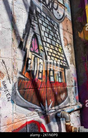 Art Alley, Rapid City, South Dakota, USA, 2022: Öffentliche Graffiti sind an den Wänden einer Gasse in einem städtischen Gebiet erlaubt. Stockfoto