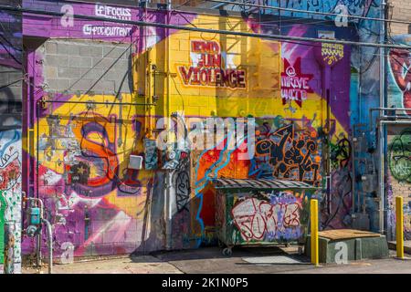 Art Alley, Rapid City, South Dakota, USA, 2022: Öffentliche Graffiti sind an den Wänden einer Gasse in einem städtischen Gebiet erlaubt. Stockfoto