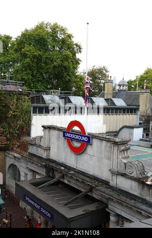 London am Tag des Queen's Funeral 19.. September 2022 - Halbmast Union Jack über der Embankment U-Bahnstation Stockfoto