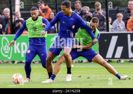 Zeist, Niederlande. 19. September 2022. ZEIST, NIEDERLANDE – SEPTEMBER 19: Memphis Depay aus den Niederlanden, Virgil van Dijk aus den Niederlanden und Stefan de Vrij aus den Niederlanden während einer Trainingseinheit der niederländischen Fußballmannschaft auf dem KNVB Campus am 19. September 2022 in Zeist, Niederlande (Foto: Broer van den Boom/Orange Picles) Quelle: Orange Pics BV/Alamy Live News Stockfoto