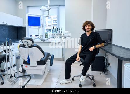 Der Zahnarzt im Büro empfängt den Patienten Stockfoto