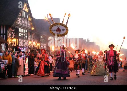 Karneval der Mayfield Bonfire Society, 2022. September, zum Gedenken an die 4 Märtyrer, die 1556 in East Sussex, England, auf dem Scheiterhaufen der katholischen Reformation unter der blutigen Königin Mary verbrannt wurden Stockfoto