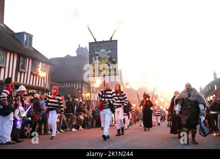 Karneval der Mayfield Bonfire Society, 2022. September, zum Gedenken an die 4 Märtyrer, die 1556 in East Sussex, England, auf dem Scheiterhaufen der katholischen Reformation unter der blutigen Königin Mary verbrannt wurden Stockfoto