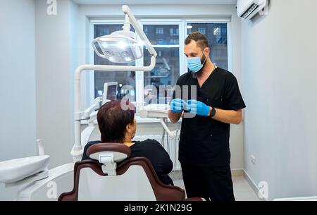 Der Zahnarzt im Büro empfängt den Patienten Stockfoto