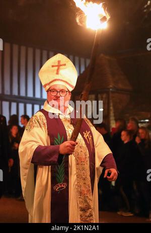 Die dramatische Parade des Karnevals der Mayfield Bonfire Society, bei der an die 4 Märtyrer erinnert wurden, die unter der „blutigen“ Königin Mary auf dem Scheiterhaufen verbrannt wurden, und an die katholische Reformation in East Sussex, Großbritannien Stockfoto