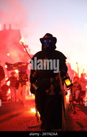 Die dramatische Parade des Karnevals der Mayfield Bonfire Society, bei der an die 4 Märtyrer erinnert wurden, die unter der „blutigen“ Königin Mary auf dem Scheiterhaufen verbrannt wurden, und an die katholische Reformation in East Sussex, Großbritannien Stockfoto