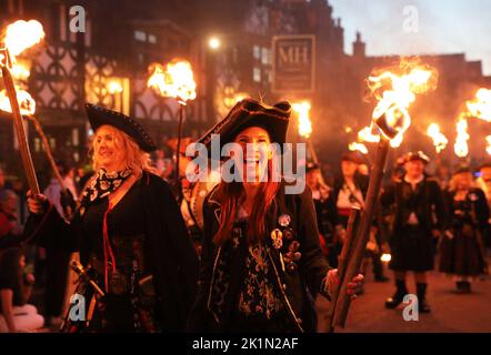 Die dramatische Parade des Karnevals der Mayfield Bonfire Society, bei der an die 4 Märtyrer erinnert wurden, die unter der „blutigen“ Königin Mary auf dem Scheiterhaufen verbrannt wurden, und an die katholische Reformation in East Sussex, Großbritannien Stockfoto