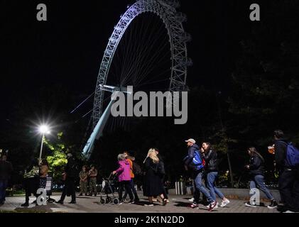 London, Großbritannien. 18. September 2022. Unter dem London Eye stehen die Leute, um Königin Elizabeth II über Nacht zu ehren, da die Schlange in wenigen Stunden schließt. Hunderttausende kommen in London, dem Vereinigten Königreich, um Königin Elizabeth II. Zu verabschieden, während ihr Sarg von Westminster Abbey nach Windsor reist, wo sie begraben ist. Kredit: SOPA Images Limited/Alamy Live Nachrichten Stockfoto