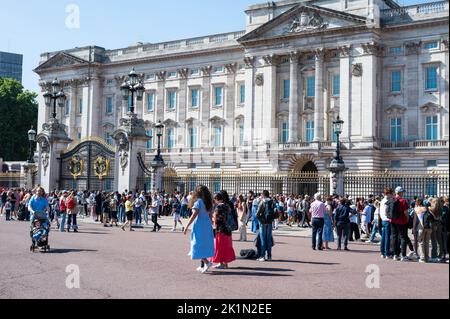 London, Vereinigtes Königreich - 06. August 2022. Touristen rund um den Buckingham Palast, die Fotos und Selfies machen, selektiver Fokus. Stockfoto