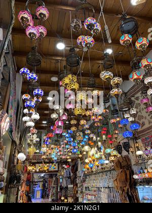 Marokanische oder türkische Mosaiklampen und Laternen auf dem Alcaiceria-Markt in Granada, Spanien. Hochwertige Fotos Stockfoto