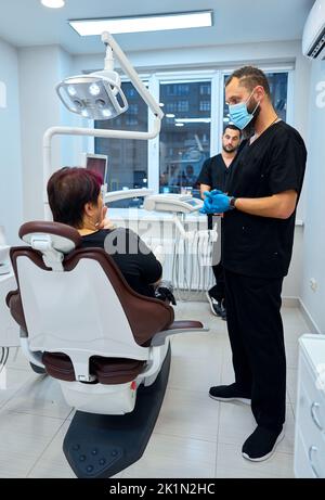 Der Zahnarzt im Büro empfängt den Patienten Stockfoto