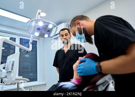 Der Zahnarzt im Büro empfängt den Patienten Stockfoto