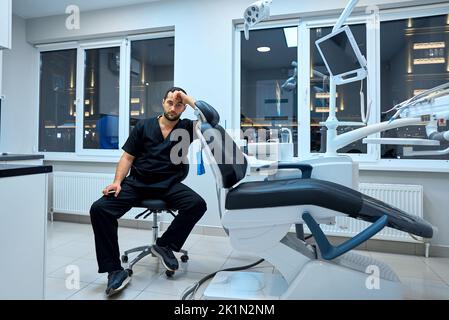 Der Zahnarzt im Büro empfängt den Patienten Stockfoto