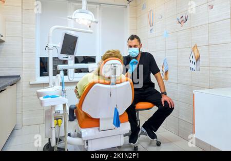 Der Zahnarzt im Büro empfängt den Patienten Stockfoto