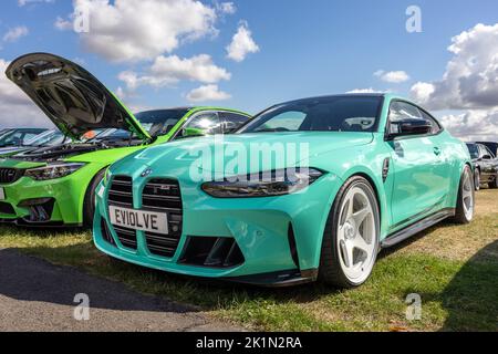 BMW M4 xDrive Wettbewerb ‘EV10 LVE’ auf dem Bicester Heritage Scramble zu 50 Jahren BMW M zu sehen Stockfoto