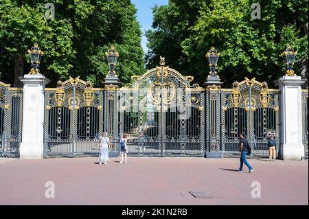 London, Vereinigtes Königreich - 06. August 2022. Canada Gate im Green Park, Bukingham Palace, England, selektiver Fokus. Stockfoto