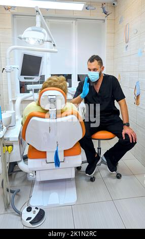 Der Zahnarzt im Büro empfängt den Patienten Stockfoto