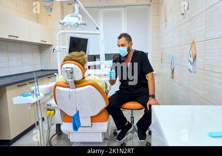 Der Zahnarzt im Büro empfängt den Patienten Stockfoto