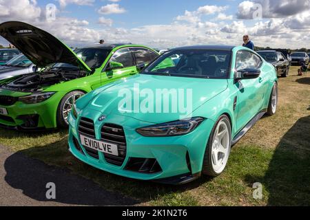 BMW M4 xDrive Wettbewerb ‘EV10 LVE’ auf dem Bicester Heritage Scramble zu 50 Jahren BMW M zu sehen Stockfoto